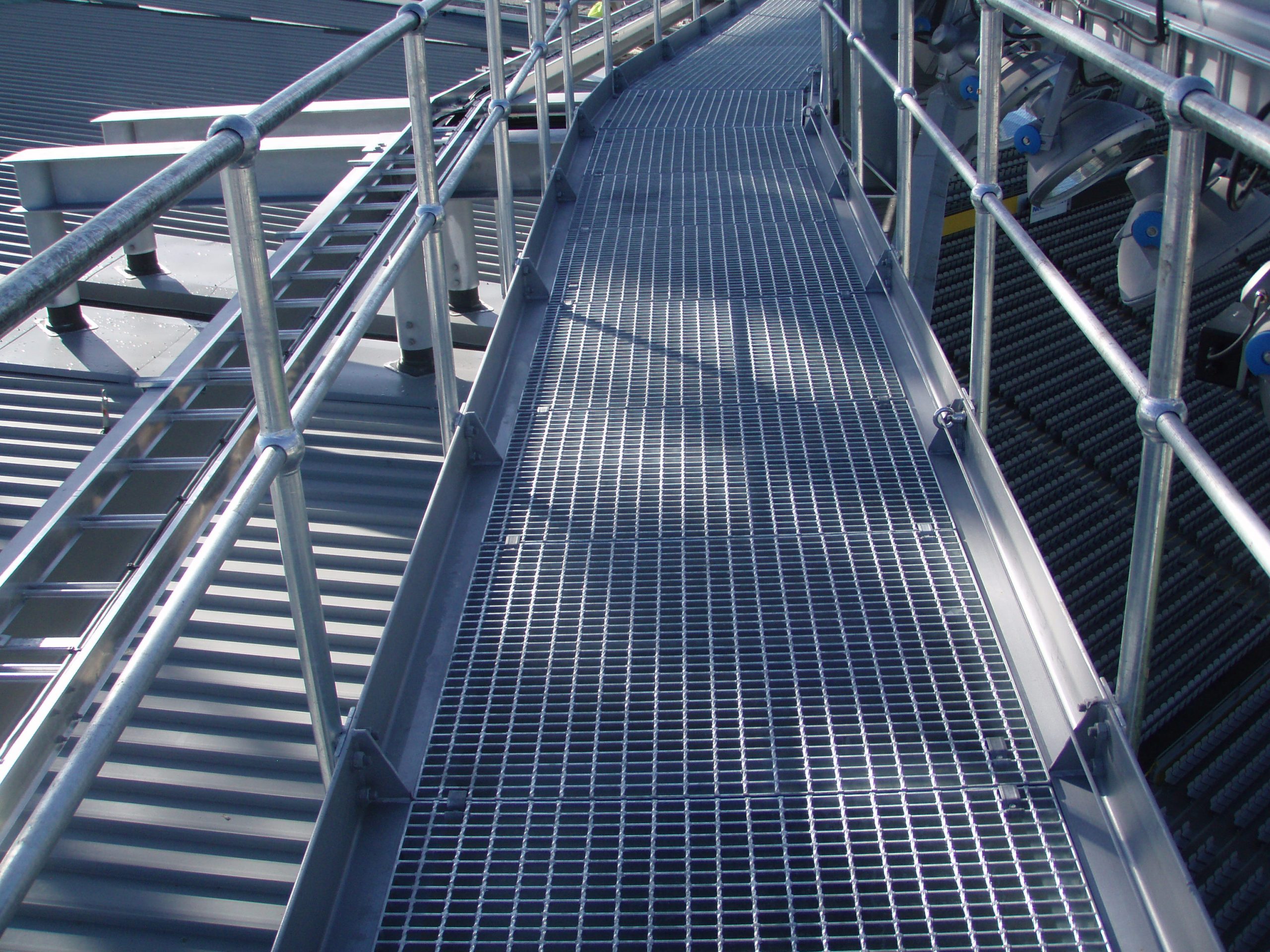 Heavy duty steel grating platform installation