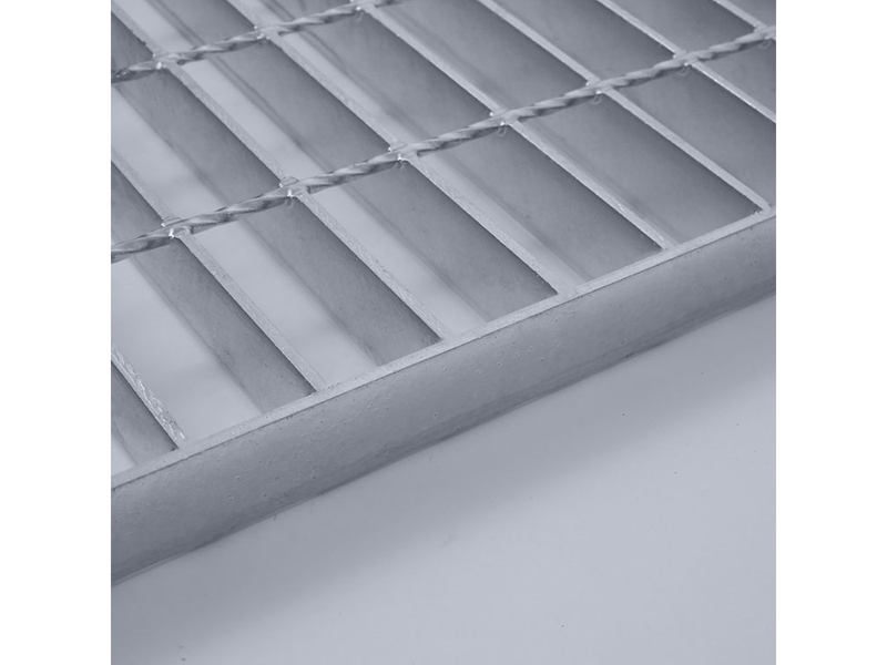 Serrated bar grating with anti-slip surface for safety walkways